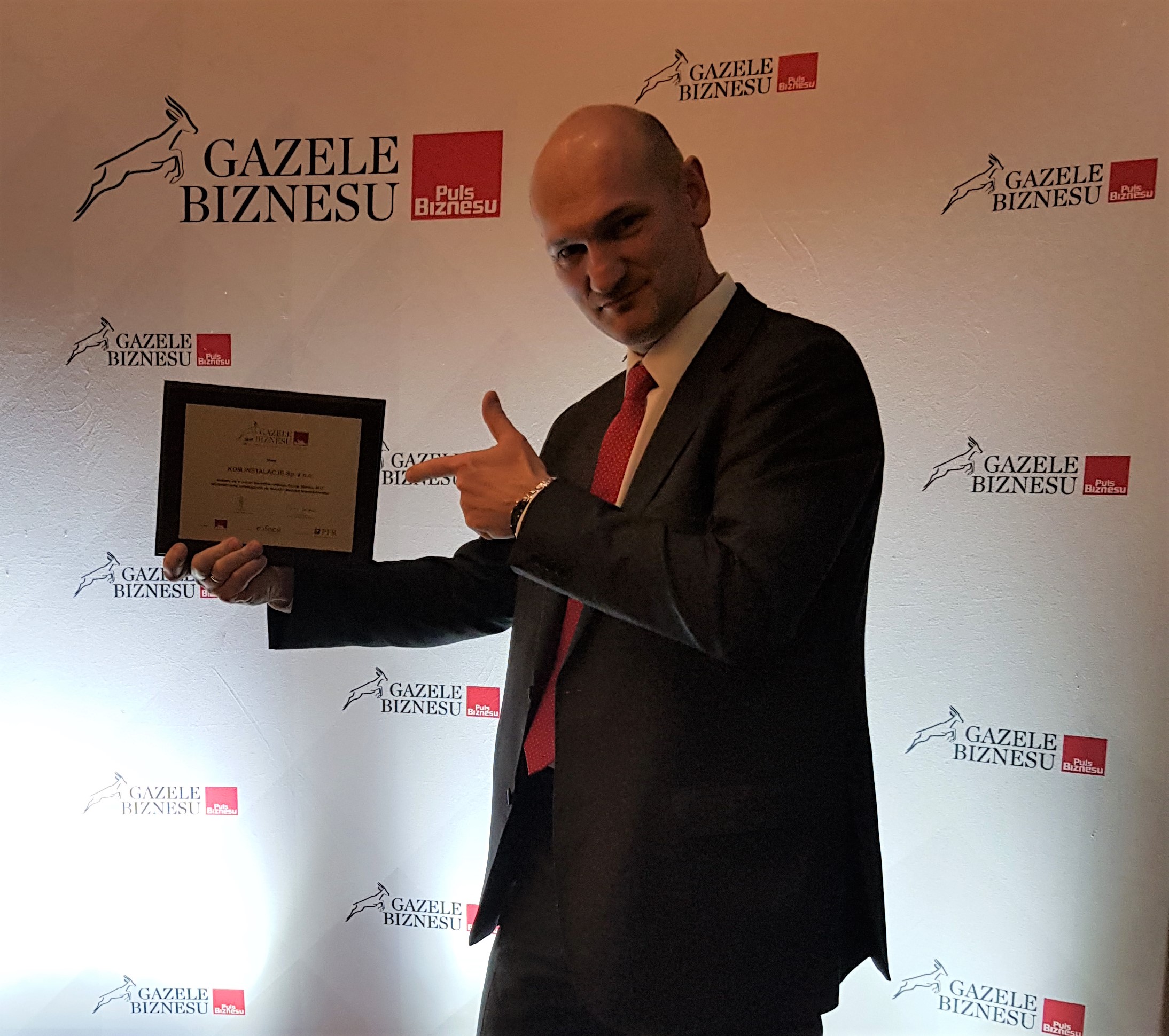 zdjęcie przedstawia prezesa spółki trzymającego w ręku dyplom Gazel Biznesu